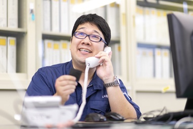 営業電話対応中の社員