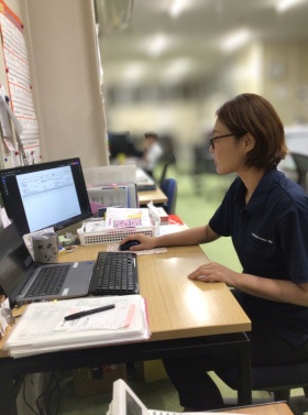 立ち姿の岩間さん