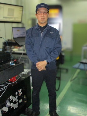 加工機の前で作業する中村さん
