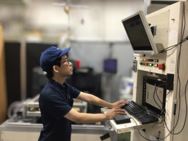 加工機を操作する岡野さん