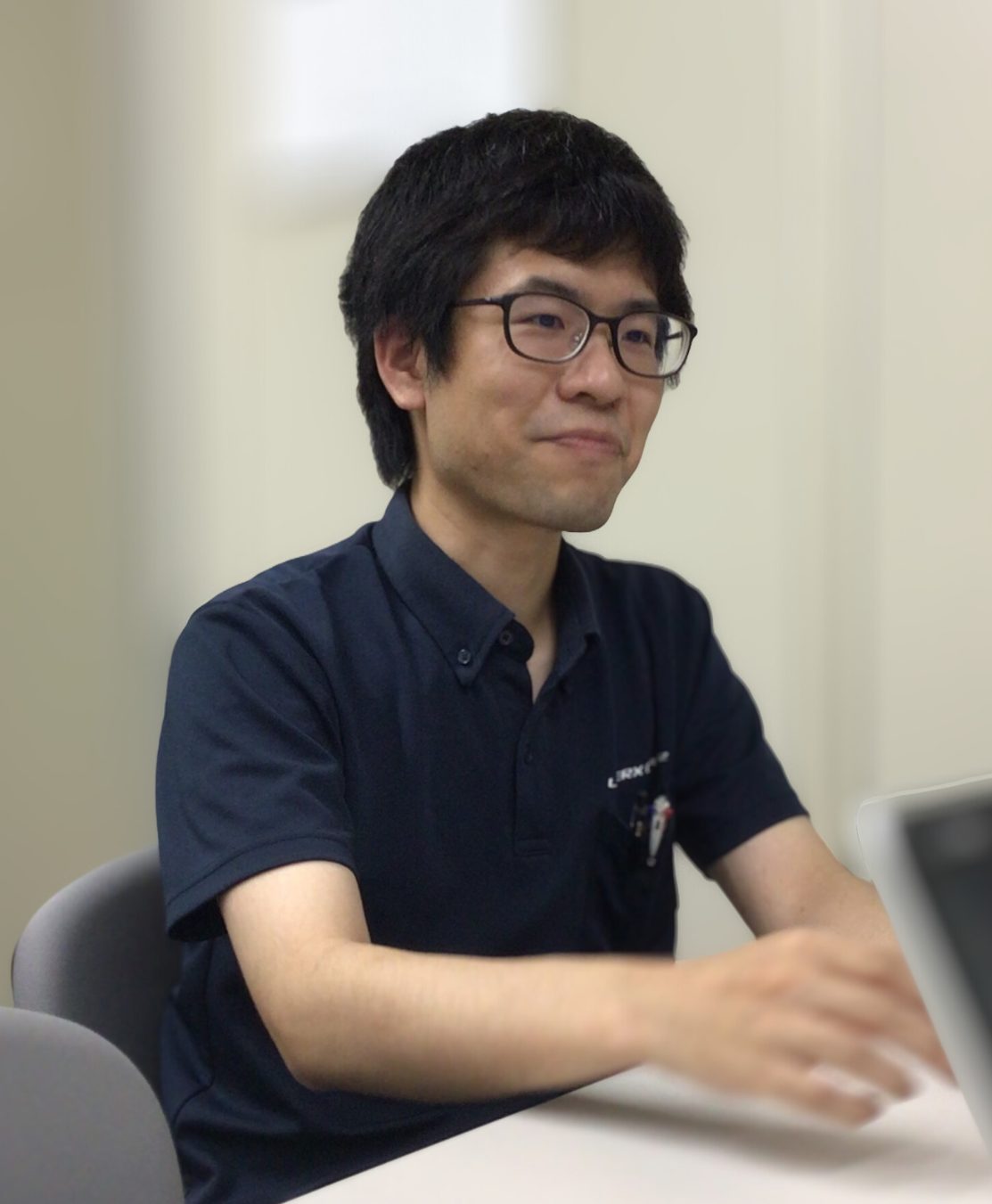 立ち姿の岡野さん