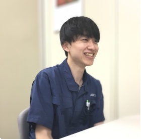検査作業中の杉浦さん