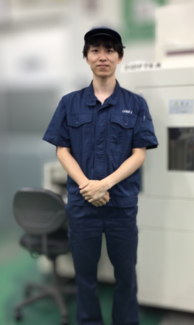 作業する杉浦さん
